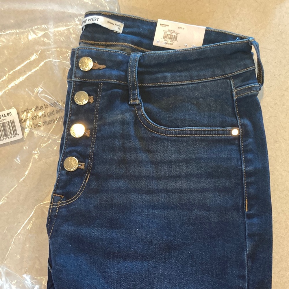Brand new, never worn Nine West skinny jeans, size 10